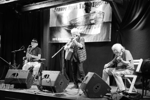 JESSE BALLARD TRIO Jesse Ballard kytara a zpěv Joe Kučera (Německo) sax a Jan Hrubý housle